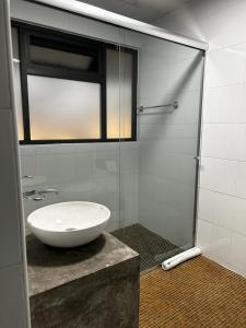 La salle de bains est pourvue d'un lavabo et d'une douche en verre. dans l'établissement Hotel MH, à Chignahuapan