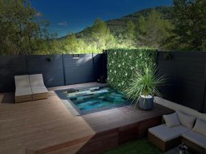 una pequeña piscina en una terraza de madera en Le Vertu’Ose en Rougiers