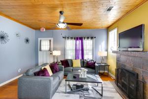 sala de estar con sofá y TV en Spacious Albany Retreat Near Flint River Trail!, en Albany