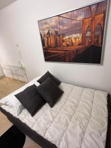 1 dormitorio con 1 cama con una foto en la pared en 5ensational appartement - Centre en Bruselas