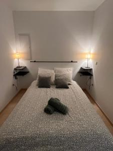 1 dormitorio con 1 cama grande y 2 lámparas en 5ensational appartement - Centre, en Bruselas