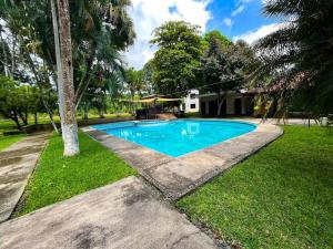- une piscine dans la cour d'une maison dans l'établissement El encanto tropical, a minutos del IRTRA, à Ajaxá