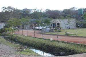 Kitwe的住宿－GOLDLAND APARTMENTS，河边道路边的房子
