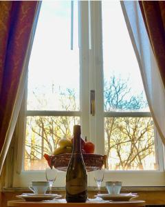 ローマにあるPope's Suitesの窓際のテーブルに座るワイン1本