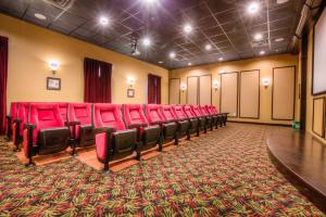 Sala de conferencias con sillas rojas y mesa en 8960 Cat Palm Road, en Kissimmee