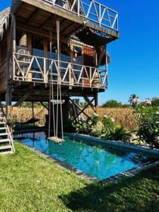 een huis met een balkon en een zwembad bij Casa Ágata in Brisas de Zicatela