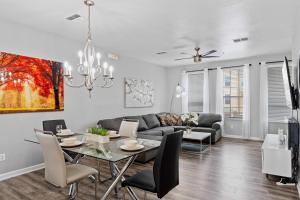 Χώρος καθιστικού στο 5038 Tideview Circle 20