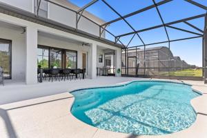 uma piscina interior numa casa com tecto de vidro em 6103 High Seas Drive em Orlando