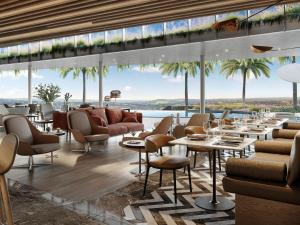 restauracja ze stołami i krzesłami oraz widokiem na ocean w obiekcie Luxurious Executive Apartment, Ellipse, Waterfall, Midrand w mieście Midrand