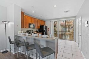 cocina con barra con taburetes y encimera en 5063 Tideview Circle 66 en Orlando