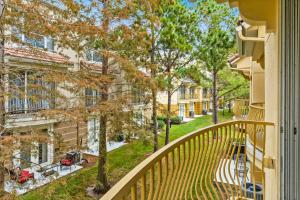 Apartamento con balcón con vistas a un patio. en 5063 Tideview Circle 66 en Orlando