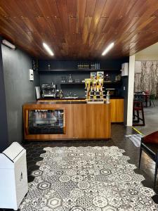 un restaurant avec un comptoir dans une salle dans l'établissement Hotel MH, à Chignahuapan