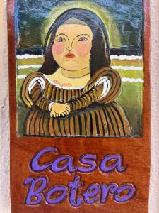una pintura de una mujer en un cartel en Casa Botero en Morro de São Paulo