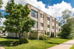 ein Apartmenthaus mit einem Baum davor in der Unterkunft Modern, Rustic 2 Bed 1 bath 6 blocks from Mayo in Rochester