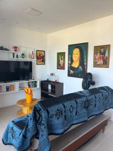 sala de estar con sofá y TV de pantalla plana en Casa Botero, en Morro de São Paulo