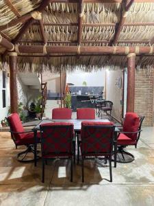 d'une terrasse avec une table, des chaises et un piano. dans l'établissement Casa De Descanso KAYKA, à La Ventana