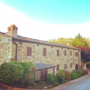 ein großes Steingebäude mit Blumen davor in der Unterkunft Locanda La Casina Di Lilliano in Castellina in Chianti