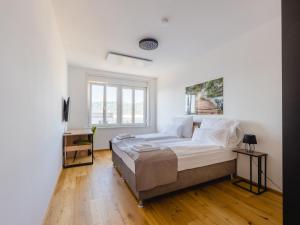 Habitación blanca con cama y ventana en TAMLiving Center Luxury 4 rooms Smart TV Kitchen Great View, en Graz