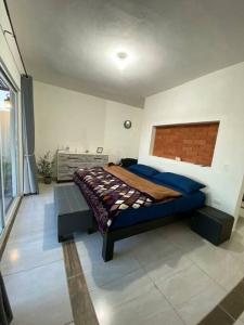 - une chambre avec un grand lit dans l'établissement Casa De Descanso KAYKA, à La Ventana