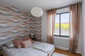 a bedroom with a large window and a bed at Lieu de Vie & d'Expériences dans l'Ouest Bordelais in Le Bouscat