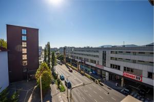 una vista aérea de una calle frente a un edificio en TAMLiving Center Luxury 4 rooms Smart TV Kitchen Great View, en Graz