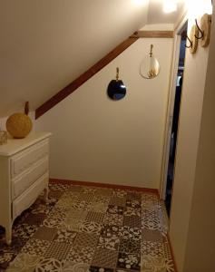 Cette chambre mansardée comprend un escalier avec une commode et un escalier Gh No B. dans l'établissement L'Atypique, 