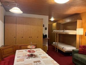 een kamer met een stapelbed en een tafel in een kamer bij Soldanella Cervinia apartment Vda Vacanze in Vetta CIR 0253 in Breuil-Cervinia