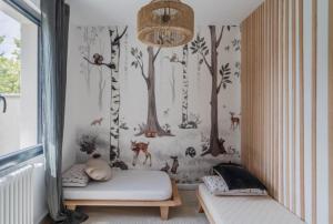 um quarto com um mural de floresta na parede em Lieu de Vie & d'Expériences dans l'Ouest Bordelais em Le Bouscat
