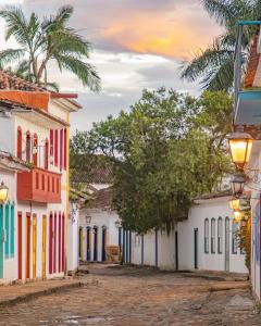 una calle en Colombia con casas coloridas en Refugio Do Paraty Mirim, en Paraty