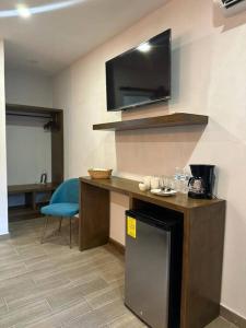 a room with a desk with a tv and a chair at Depa Danzante in Loreto
