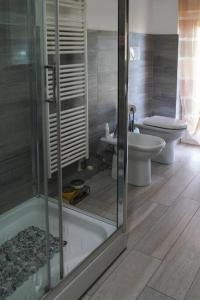 bagno con doccia, lavandino e servizi igienici di Zephyr B&B apartment a Novi Ligure