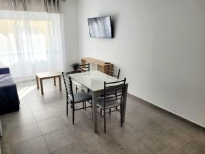 a dining room with a table and chairs at Penedo Grande suítes T2 in São Bartolomeu de Messines