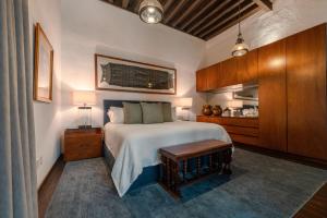 1 dormitorio con 1 cama grande y armarios de madera en Antiguo Molino de San Jerónimo en Ciudad de México