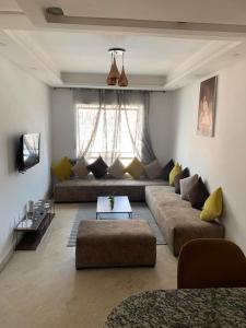 a living room with a couch and a table at Appartement propre et calme in Casablanca