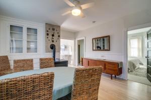 uma sala de jantar com mesa e cadeiras em New Bedford Apartment about 4 Mi to Fort Phoenix Beach em New Bedford