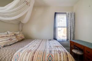 En eller flere senge i et værelse på New Bedford Apartment about 4 Mi to Fort Phoenix Beach