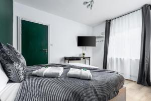 una camera con un letto con due cuscini sopra di City Gate Guest House a Londra