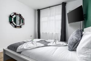 una camera da letto con un letto con uno specchio sul muro di City Gate Guest House a Londra