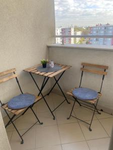 2 stoelen en een tafel op een balkon bij Affordable apartments 9 in Zagreb