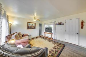 un salon avec un canapé et une télévision dans l'établissement Charming Old Farmhouse in Libby Pets Welcome!, à Libby