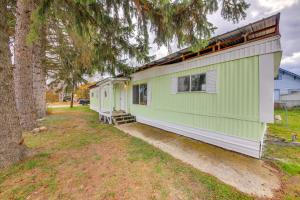 une maison verte et blanche à côté d'un arbre dans l'établissement Charming Old Farmhouse in Libby Pets Welcome!, à Libby