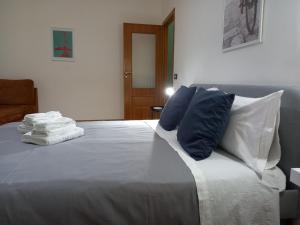 a bedroom with a bed with blue and white pillows at Interno27 in Naples