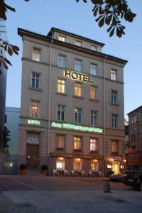 ein Hotelgebäude mit einem Hotelschild darauf in der Unterkunft Hotel am Wilhelmsplatz in Stuttgart