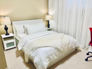 a bedroom with a white bed with white sheets and pillows at Langley 半地下室独立出入温馨卧房-桐花草堂 in Langley