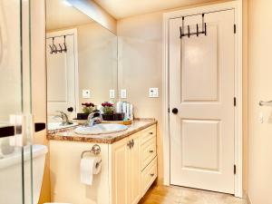 Kitchen o kitchenette sa Scorpion Hiuse Langley ROOM B
