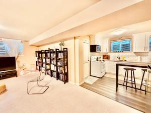 Kitchen o kitchenette sa Scorpion Hiuse Langley ROOM B