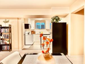 Kitchen o kitchenette sa Scorpion Hiuse Langley ROOM B