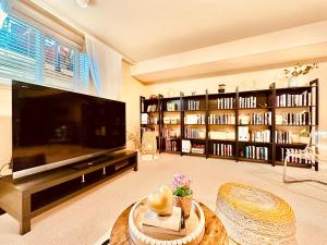 TV at/o entertainment center sa Scorpion Hiuse Langley ROOM B