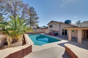 uma piscina no quintal de uma casa em Mesa Vacation Rental with Private Pool and Fire Pit! em Mesa