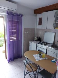 Una cocina o zona de cocina en Studio apartment in Trpanj with terrace, WiFi, washing machine 4199-4